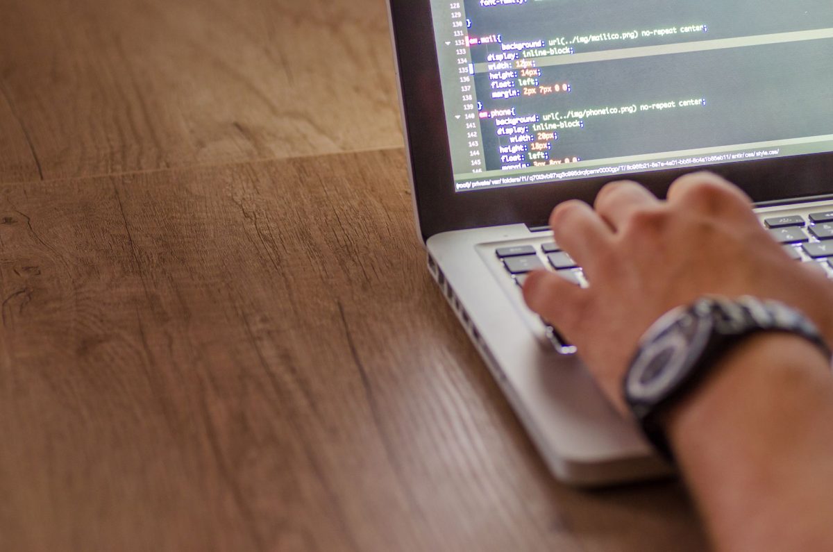 Dizüstü bilgisayar ekranında web sitesi kodları ve geliştirici çalışması